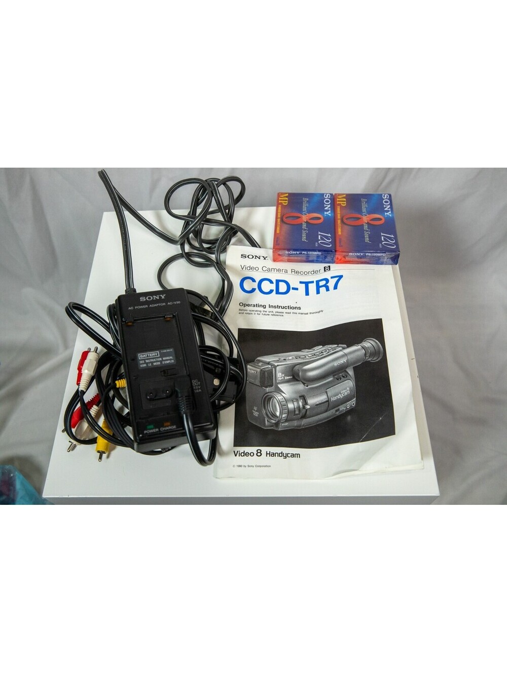 Sony CCD-TR7 Kit - Charger / AV Cables, Power Adapter, Instructions, 2 Tapes